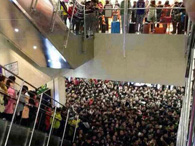 延安一商场送礼品 百余市民争抢被挤哭