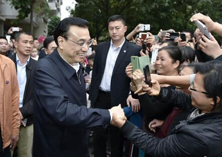 李克强考察遇大妈邀请跳广场舞 答称“你们跳”