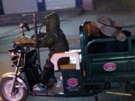 七岁儿子开三轮车将醉酒老爹运回家