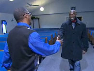 男子坐冤狱近40年 原谅当年作伪证证人