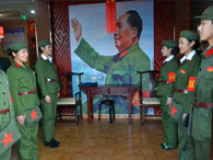 甘肃一火锅店聘用“红卫兵” 见客人喊“欢迎下乡”