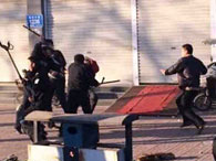 河北霸州百余传销者街头闹事 暴力袭警