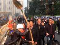 网曝东莞一小区爆发大规模维权冲突