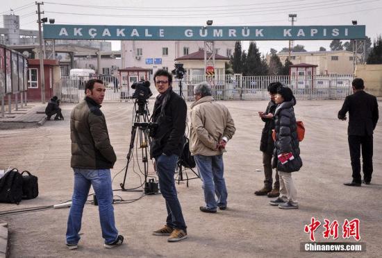 资料图：当地时间2015年1月28日，土耳其桑尼乌法，日本记者在土耳其和叙利亚边境附近等待被IS扣押的日本人质后藤健二获释。CFP视觉中国 视频：关注日本人质危机：约旦尚未与极端组织交换人质来源:央视新闻