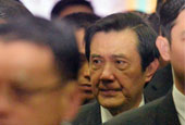 马英九含泪出席空难公祭仪式画面
