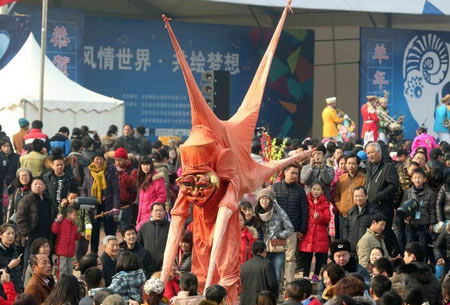 北京朝阳公园“星际穿越者”与游客互动