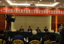 两会现场观察：巴音朝鲁的发展观与“四个全面”