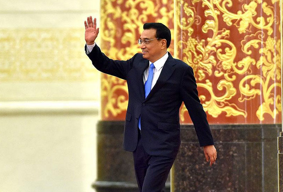 李克强向中外记者挥手致意