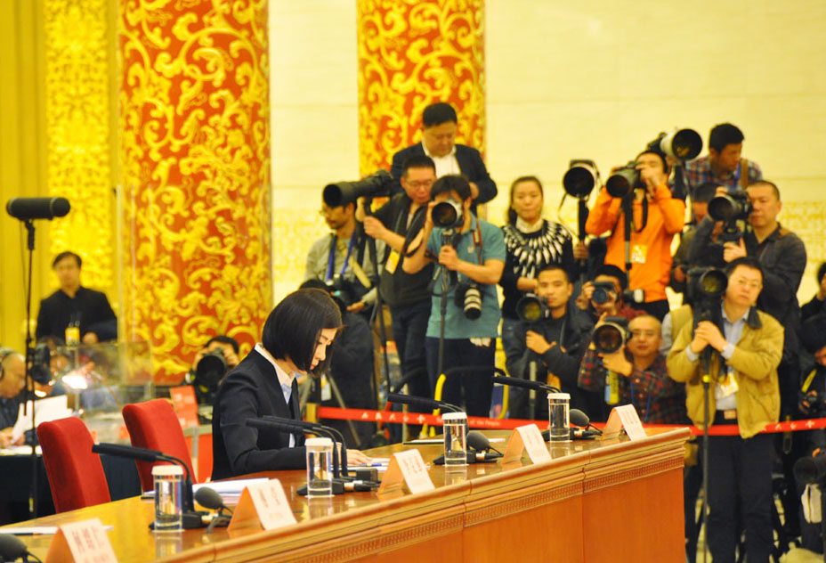 记者聚焦女翻译