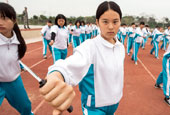 广东惠州：新生军训女孩挥匕首学防身