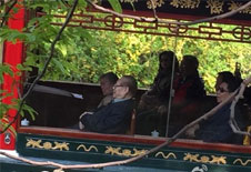 港媒：江泽民夫妇昨日扬州游瘦西湖