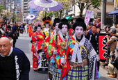 东京老街再现旧时“花魁巡游”