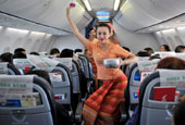 空姐变身“傣家少女”向旅客泼水送祝福