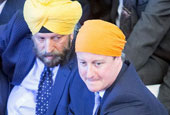 卡梅伦夫妇“裹头”庆祝锡克教节日 为大选造势