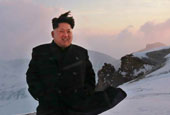 金正恩与飞行员凌晨登白头山山顶