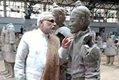 莫迪与兵马俑亲密接触