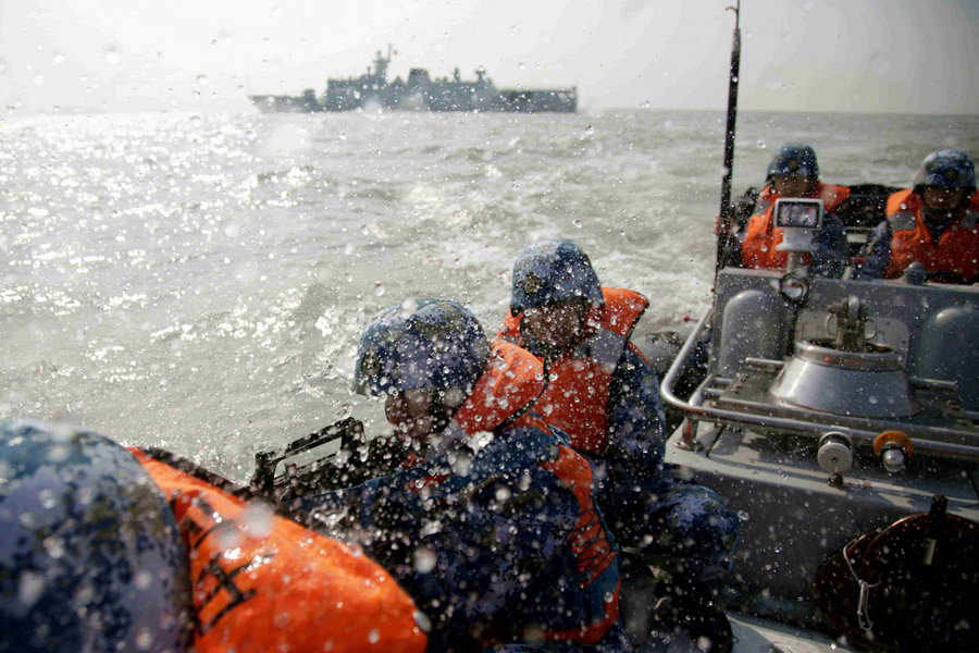 四级军士长携妻女守海岛 台风中独力抢救2吨信号机