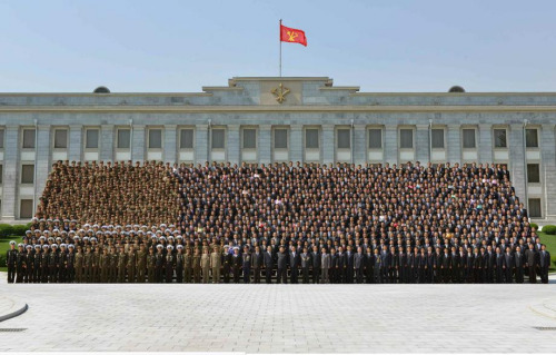 金正恩与潜射导弹工作者合影给予高度评价（图）