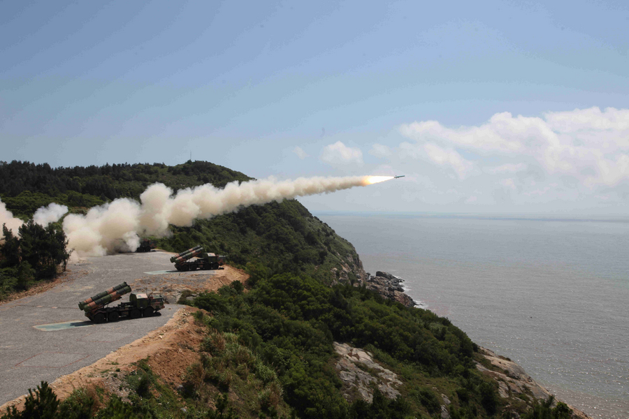 中国新型导弹可重创数千吨级舰船 可指哪打哪