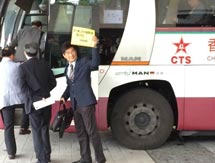 54名议员乘专车前往深圳 与中央官员讨论政改