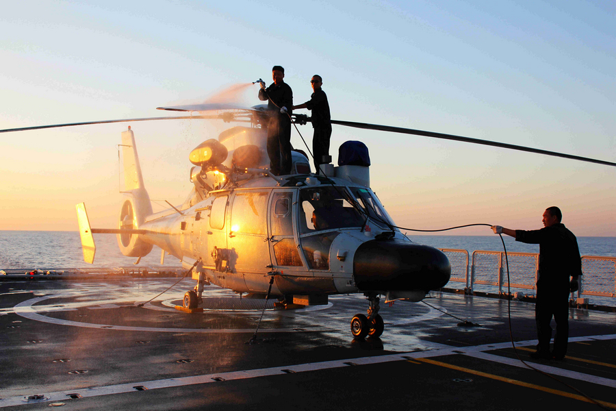 历时46小时 直击中国护航编队舰载直升机海上换发