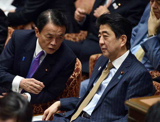 日媒：安倍与麻生对中国一个白脸一个红脸？