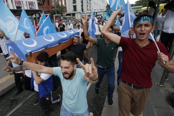 中国不满土耳其接收偷渡维族人 土耳其爆反华示威