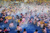 武汉入伏高温来袭 泳池爆满犹如“下饺子”