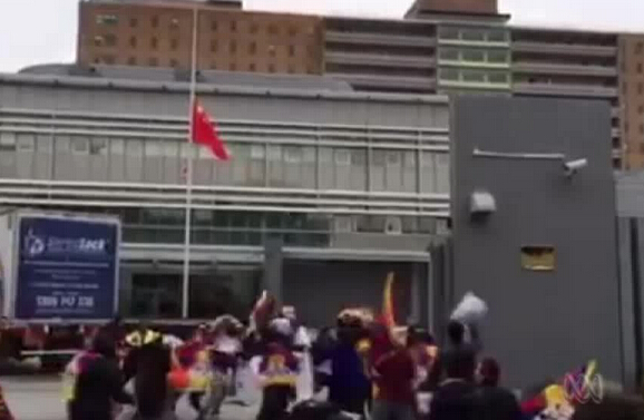数十名藏独支持者闯中国驻悉尼领事馆 降中国国旗