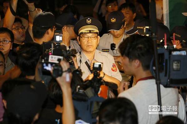 警方在台“教育部”及“立法院”周边戒备。（图片来自台媒）