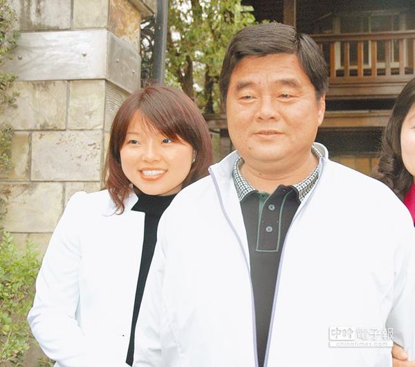 云林张派领导人张荣味（图右）在脸书PO文，宣布女儿张嘉郡（图左）退选明年“立委”。(图/中时资料照许素惠摄) 图片来源：台湾《中时电子报》