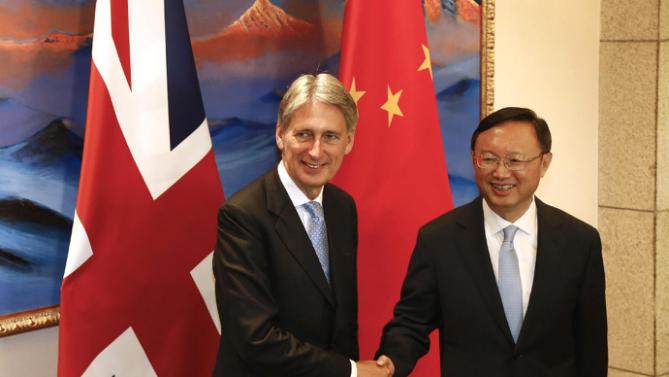 正在访华的英国外交大臣发声明 向天津爆炸遇难者致哀