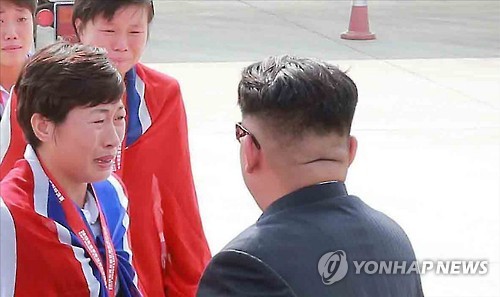 韩媒：金正恩后脑勺现褶皱 或为健康不佳的信号