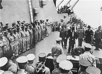 两名《大公报》记者在美国密苏里舰上直击了日本投降签字仪式。