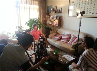 新记《大公报》创办人之一、《大公报》总经理胡政之孙女胡玫接受采访。