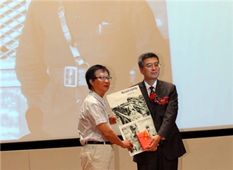 《大公报》记者方大曾外甥张在璇将方大曾当年拍摄的数百幅照片捐赠给《大公报》。