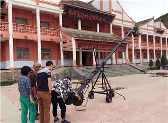 纪录片《一份报纸的抗战》摄制组在红军长征哈达铺纪念馆拍摄。