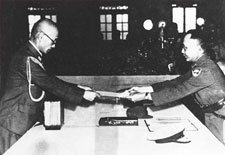 老照片︱日本投降全过程