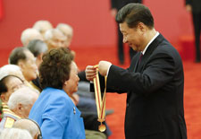 习近平颁发中国人民抗日战争胜利70周年纪念章