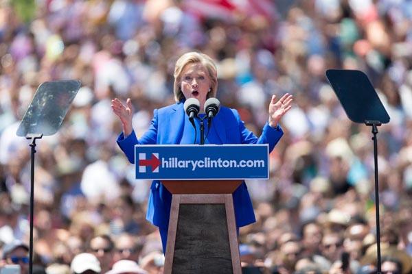 6月13日，已经宣布竞选总统的美国前国务卿、民主党人希拉里·克林顿在纽约罗斯福岛发表首场重要演讲。（图片来源：新华社记者 李木子）