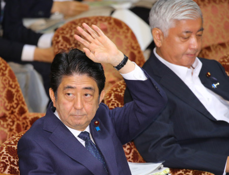 安倍（左）在14日的会议上。
