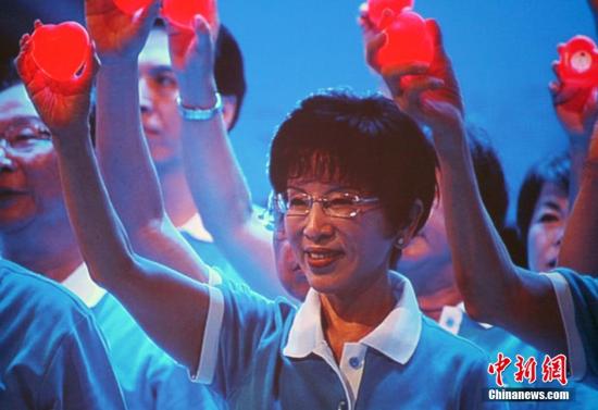 资料图：洪秀柱在获得正式提名后高举象征国民党团结一心的红心。 中新社发 邢利宇 摄