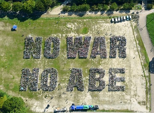 日本民众举行大型集会摆出反战反安倍队形（图）