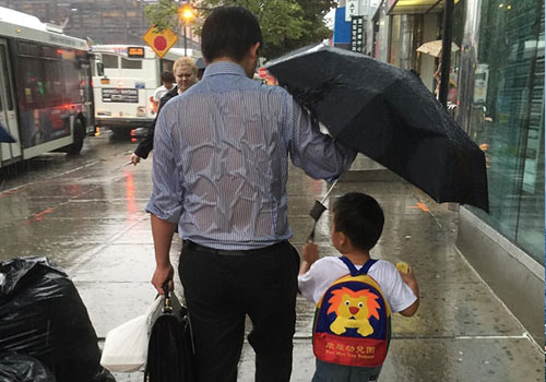 一个感动全球250万人的背影