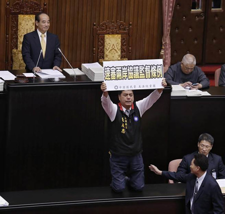 国民党“立委”议场下跪求速审“两岸条例”（图）