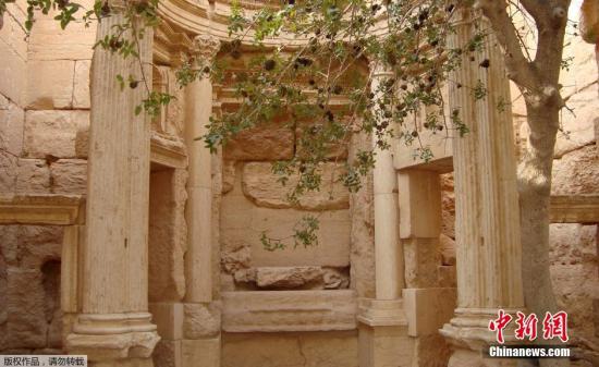 当地时间2015年8月24日报道，叙利亚文物局长阿布杜尔卡林表示，极端组织23日炸毁了位于叙利亚巴尔米拉古城中的巴尔-夏明神庙古迹。