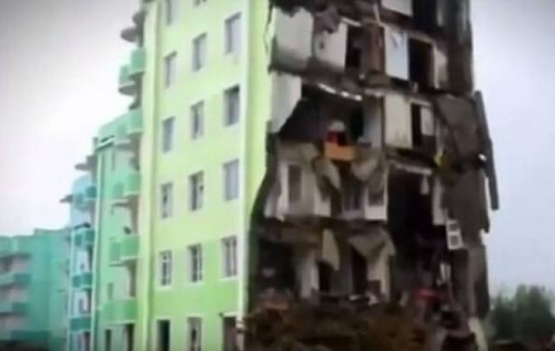 资料图片：暴雨导致大厦外墙损毁严重。