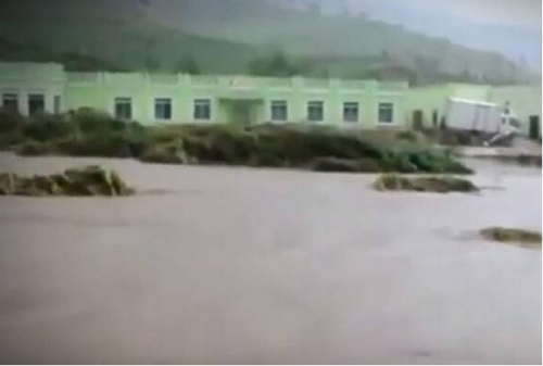 资料图片：洪水掩浸多处街道。