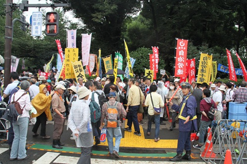 18日下午，反对安保法案的日本民众在国会前举行抗议示威活动