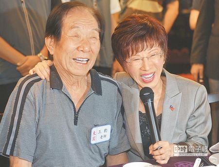 洪秀柱（右）9月21日参加柱姐师生会，她与当年东园小学的导师王豹（左）一见面，聊起过去在学时的种种趣事，两人都笑开了。来源 台湾《中国时报》